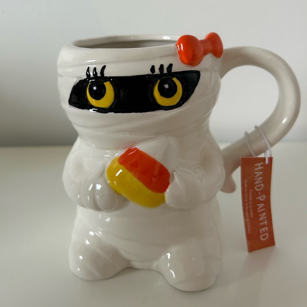 🖤New Halloween Mummy Girl Holding Candy Corn Hand Painted Ceramic Mug🎃